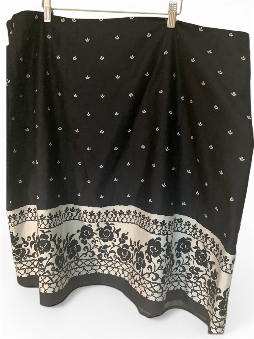 Villager by liz Claiborne Black and White Floral Border Midi Skirt cotton 20w